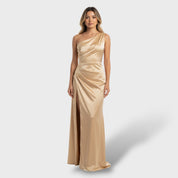 Robe élégante en satin avec fente latérale