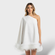 Robe mini asymétrique avec plumes